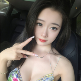 前凸后翘性感小女人